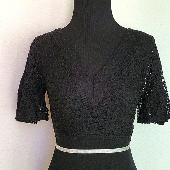 Express Tie Back Crochet V-Neck Crop Top - Picture 2 of 5